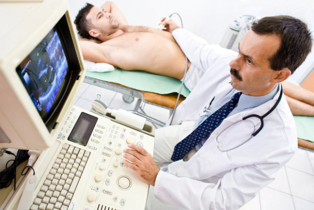 Lekarz wykonujący badanie USG klatki piersiowej