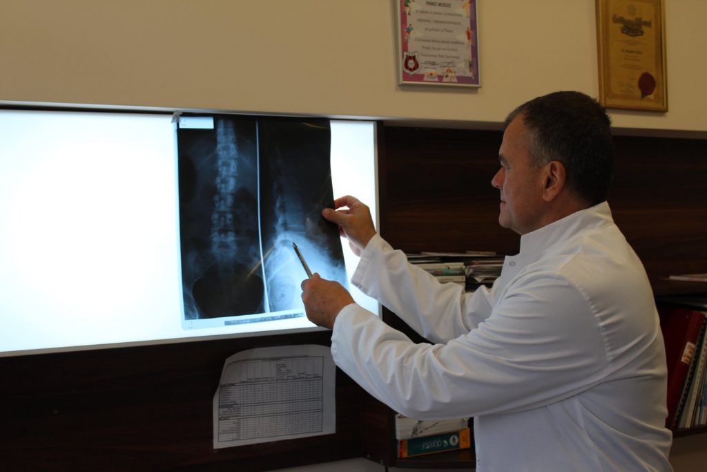 Lekarz wskazujący na zdjęcie RTG