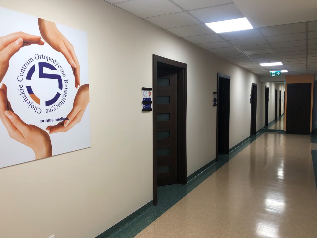 Korytarz w przychodni Primus Medicus z oznaczeniami gabinetów