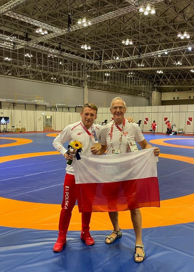 Zdjęcie dwóch mężczyzn trzymających flagę Polski